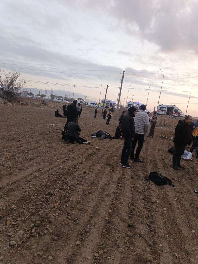 Öğrenci servisi kamyonetle çarpıştı, 17 yaralı var! Kaza sonrası can pazarı 5